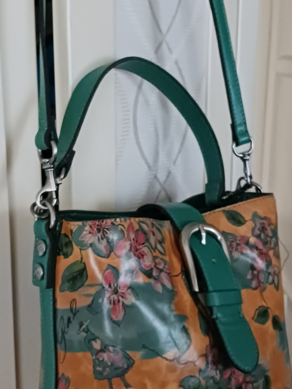 Patricia Nash Irving Leather Bucket Crossbody Bag from Beautiful Girl Collection - Picture 4 of 16